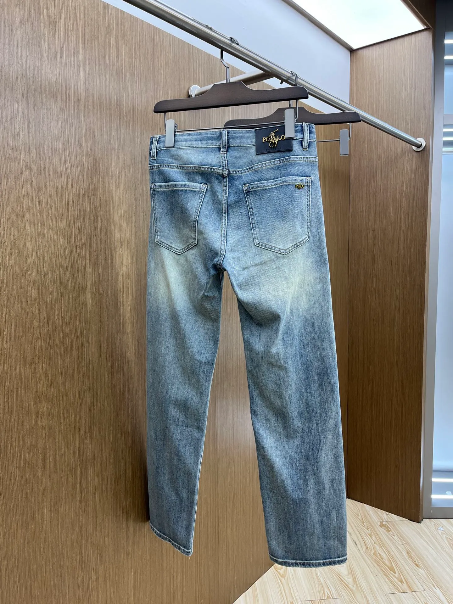 P250 Polo high-end customization 25ss spring and summer new style men's small straight original jeans Early spring new style super soft, stretch fabric, complex handicraft superposition, any washing process will turn into a completely different color effect if you stay for a few seconds longer, so it is more precious, especially durable and taste-resistant... Use the best elastic texture of tannins, genuine leather labels, high-end metal accessories... to create a unique and original jeans style! Original hardware accessories, super correct fit, comfortable and breathable, extremely high-grade, XD counter quality, handsome upper body. Code number: 28-38 no 35 37